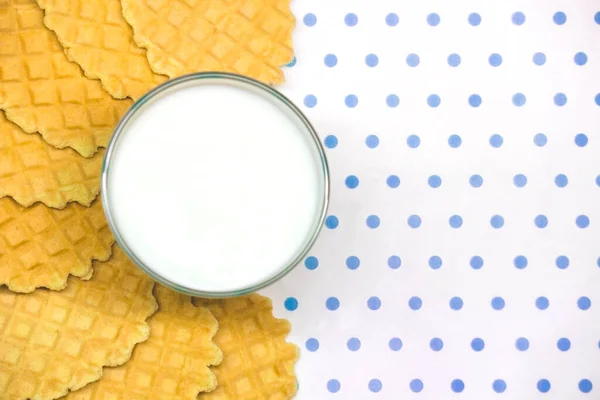 Beyaz-mavi arkaplan fotokopi alanı üzerinde sütlü waffle
