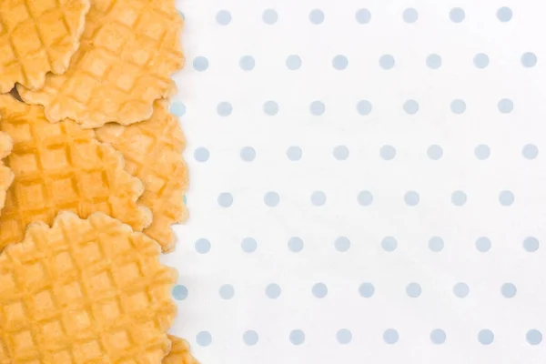 Beyaz turkuaz arka plan kopyalama alanı üzerinde fırınlanmış yuvarlak waffle 'lar