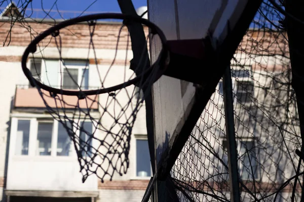 Baloncesto aro de cerca en la calle gimnasio hall, imagen desenfocada —  Fotos de Stock