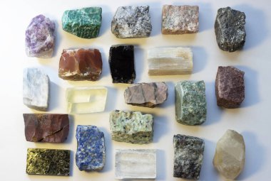 Beyaz arka planda mineral taşları. Meditasyon, okültizm kavramı.