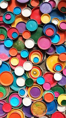 Elle boyanmış seramik tabaklar. Renkli seramik çömlek koleksiyonu. Renk arkaplanı