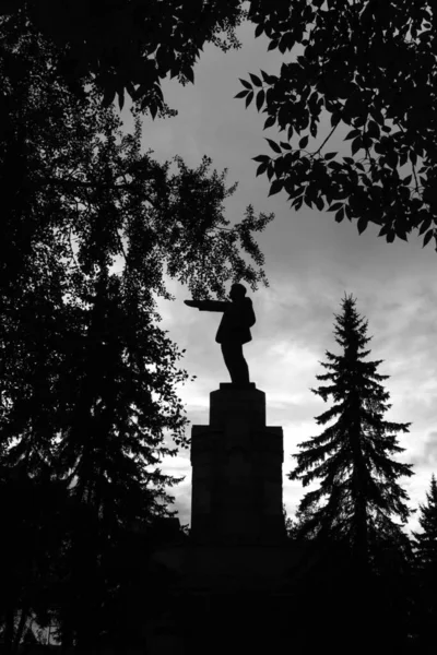 Kostroma Rusya Eylül 2018 Ağaçlar Arasında Vladimir Lenin Anıtı Siyah — Stok fotoğraf
