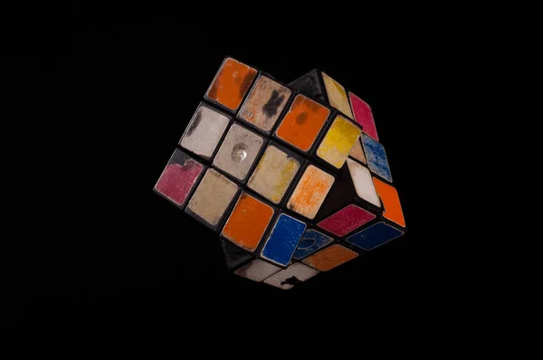 Cubo Rubik usado por el juego continuo con todos sus colores — Foto de Stock