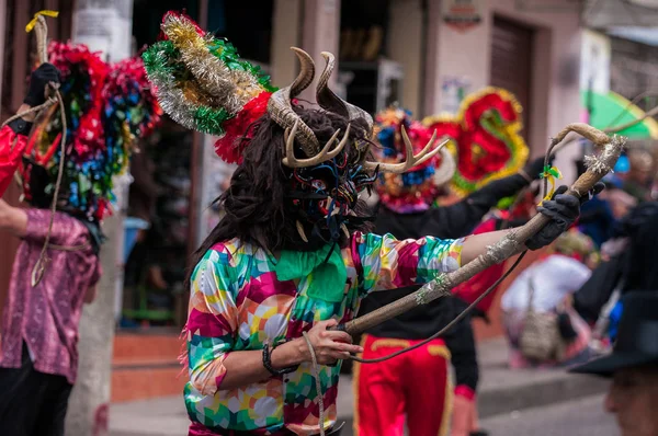 Bailarina roja demoníaca en fiesta tradicional —  Fotos de Stock