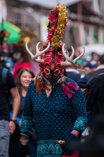 Bailarina roja demoníaca en fiesta tradicional — Foto de Stock
