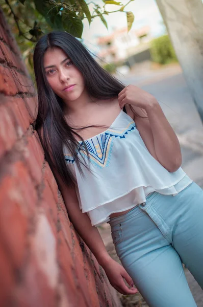 Retrato Chica Latina Pelo Negro Con Blusa Blanca Jeans Acostados — Foto de Stock