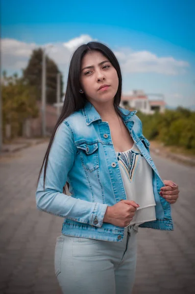 Menina Bonita Meio Rua Com Casaco Jeans Jean Com Céu — Fotografia de Stock