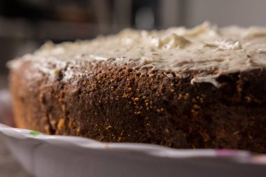 Vanilyalı bisküvi keki. Köy masasına yakın plan.