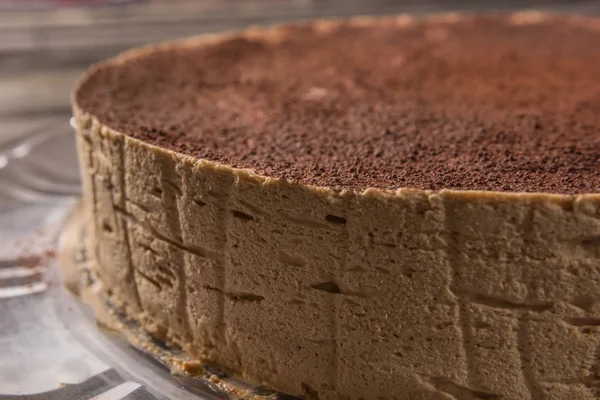 Közelkép Tiramisu Tortáról Csokoládé Porral Rusztikus Asztalon — Stock Fotó