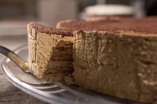 Close Van Tiramisu Cake Met Chocoladepoeder Een Rustieke Tafel — Stockfoto