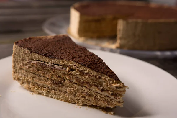 Primo Piano Della Torta Tiramisù Con Polvere Cioccolato Tavolo Rustico — Foto Stock