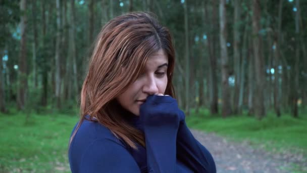 Portrait of redhead latin woman in the middle of the forest smiling and touching her hair — Stock Video