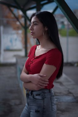 Üzgün bir kız parkın ortasında üzgün üzgün uzun siyah saçlı.