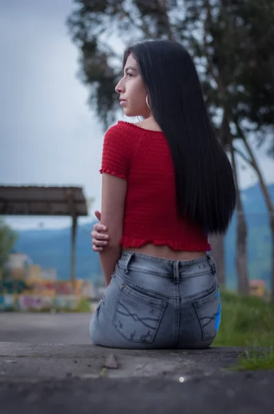 Jovem Latina Sentado Alguns Stands Meio Parque Com Fundo Desfocado — Fotografia de Stock