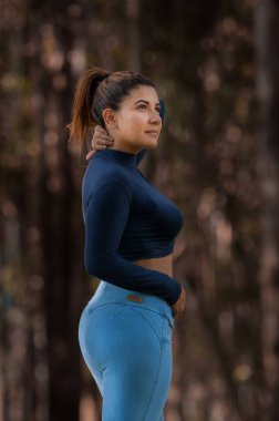 Amerikan uçağıyla ormanın ortasında dikkati dağınık bir kadın portresi.