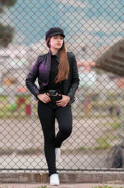 Retrato Americano Mulher Jovem Cabelos Longos Vestidos Com Roupas Pretas — Fotografia de Stock