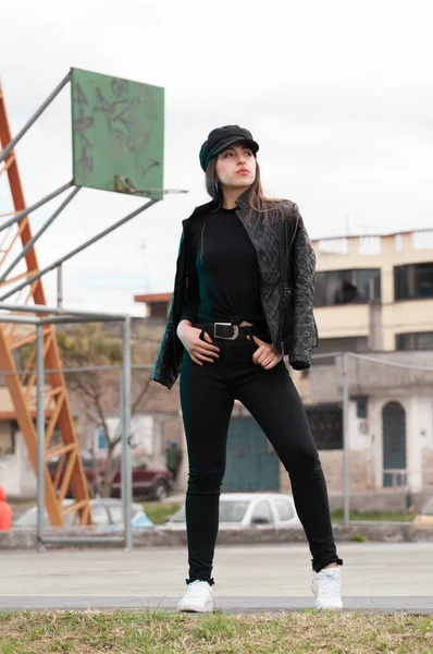 Ritratto Urbano Donna Con Vestiti Berretto Nero Dietro Uno Sfondo — Foto Stock
