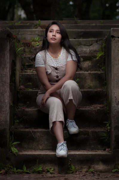 Parktaki Tribünde Yere Yığılmış Genç Bir Kadının Portresi — Stok fotoğraf