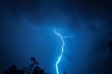 Geceleri şimşek fırtınası