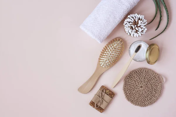 Pastel bej arka planda sıfır atık kişisel bakım ürünleri. Çevre dostu banyo aksesuarları. Sürdürülebilir yaşam tarzı, sabah rutini konsepti. Düz konum, üst görünüm, kopyalama alanı.