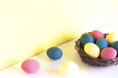 Yumurta ve yuva Paskalya kompozisyonu