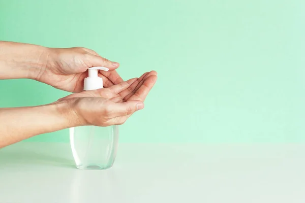 Female hands use sanitizer gel — Stock Photo, Image