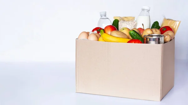 Vários Itens Supermercado Caixa Papelão Mesa Cinza Caixa Alimentos Com — Fotografia de Stock