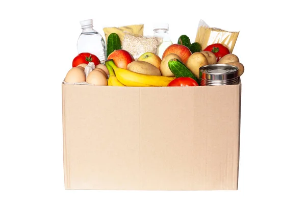 纸板箱中的各种食品在白色背景下隔离开来 装有新鲜蔬菜 意大利面 鸡蛋和罐头食品的食品盒 粮食交付或捐赠概念 — 图库照片