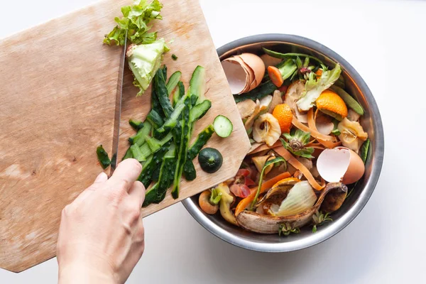 Les Pelures Légumes Sont Jetées Planche Découper Dans Bol Fer — Photo