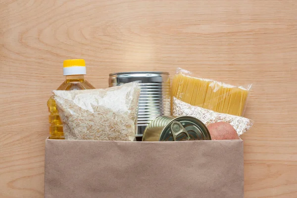 Uppsättning matvaror i papperspåse — Stockfoto