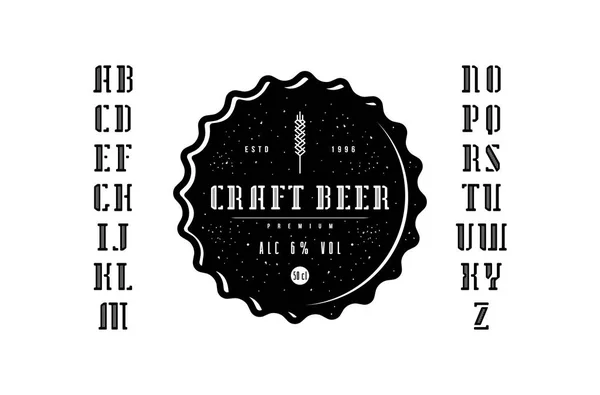 Decorativo serif stencil-plate fuente y etiqueta de cerveza artesanal — Vector de stock