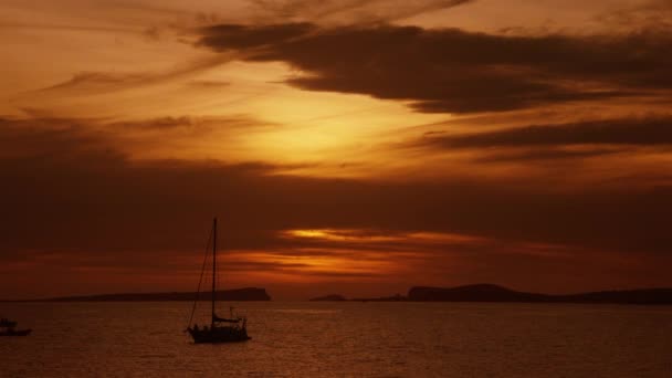 Ibiza tramonto sulla sera nuvolosa — Video Stock