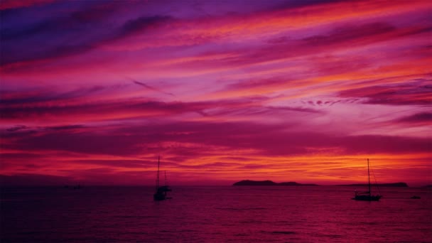 Puesta de sol rosa púrpura resplandor en el mar — Vídeo de stock