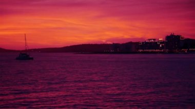 Gün batımından sonra San Antonio İbiza