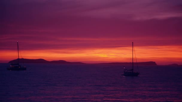 Navios à vela no mar após o pôr do sol — Vídeo de Stock