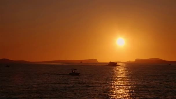 Ibiza zonsondergang in de haven van San Antonio — Stockvideo
