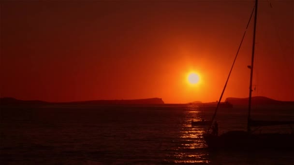Baleárské moře západ slunce s plachetnicí — Stock video