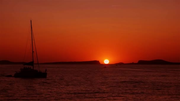 Ibiza zonsondergang bij San Antonio haven — Stockvideo