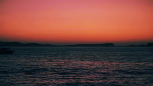 Na zonsondergang afterglow op de lucht en de zee — Stockvideo