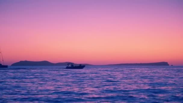 Boote, die nach Sonnenuntergang am Meer vorbeifahren — Stockvideo