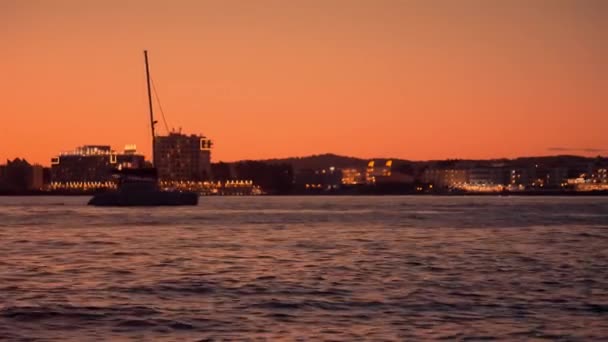 Łodzie żaglowe powoli dryfują nad morzem po zachodzie słońca — Wideo stockowe