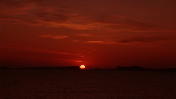 山の間の海に沈む太陽 — ストック動画