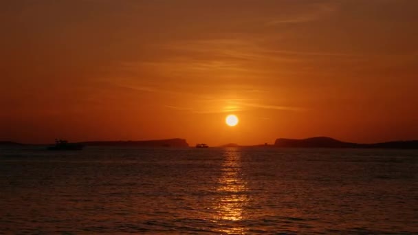 Atardecer en el mar Mediterráneo — Vídeo de stock