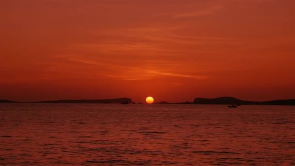 Zon zinkend in de horizon aan zee — Stockvideo