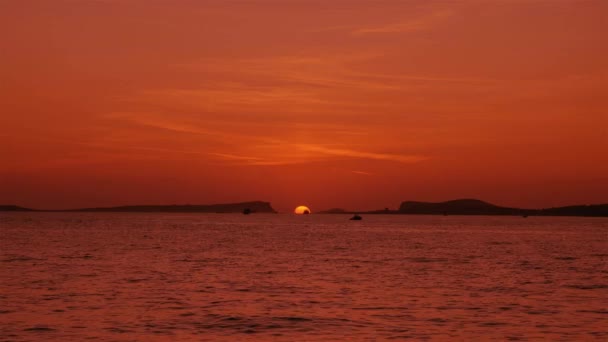 Slunce mizí na obzoru u moře — Stock video