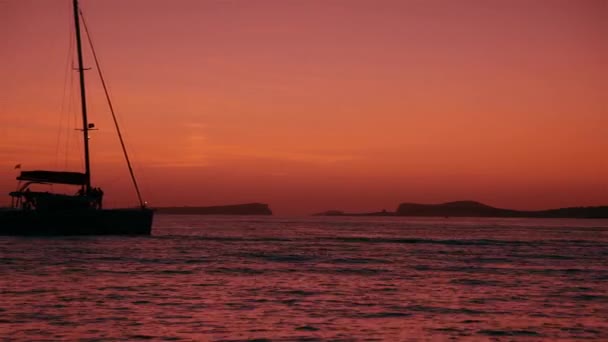 Po zachodzie słońca morze z żaglowcem — Wideo stockowe