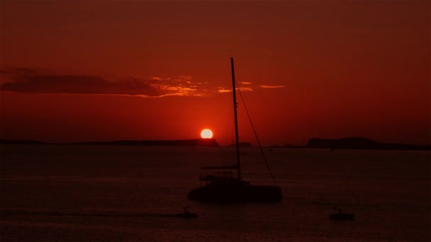 Sol derretendo no horizonte no mar — Vídeo de Stock