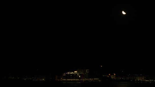 Luna che tramonta oltre la città dell'isola di montagna — Video Stock