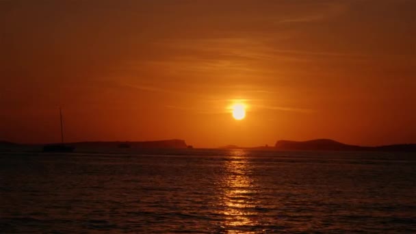 Sun setting at the sea behind island mountains — 비디오