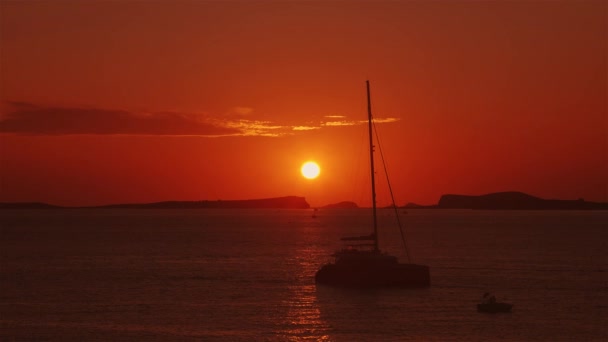 Barca a vela al mare con sole che tramonta sullo sfondo — Video Stock